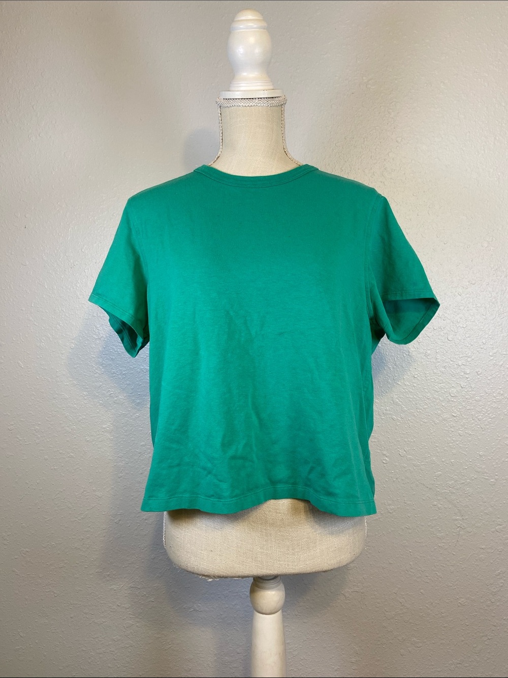 Lululemon Green Cropped Lightweight Athletic Athleisure Preppy Top Size Medium